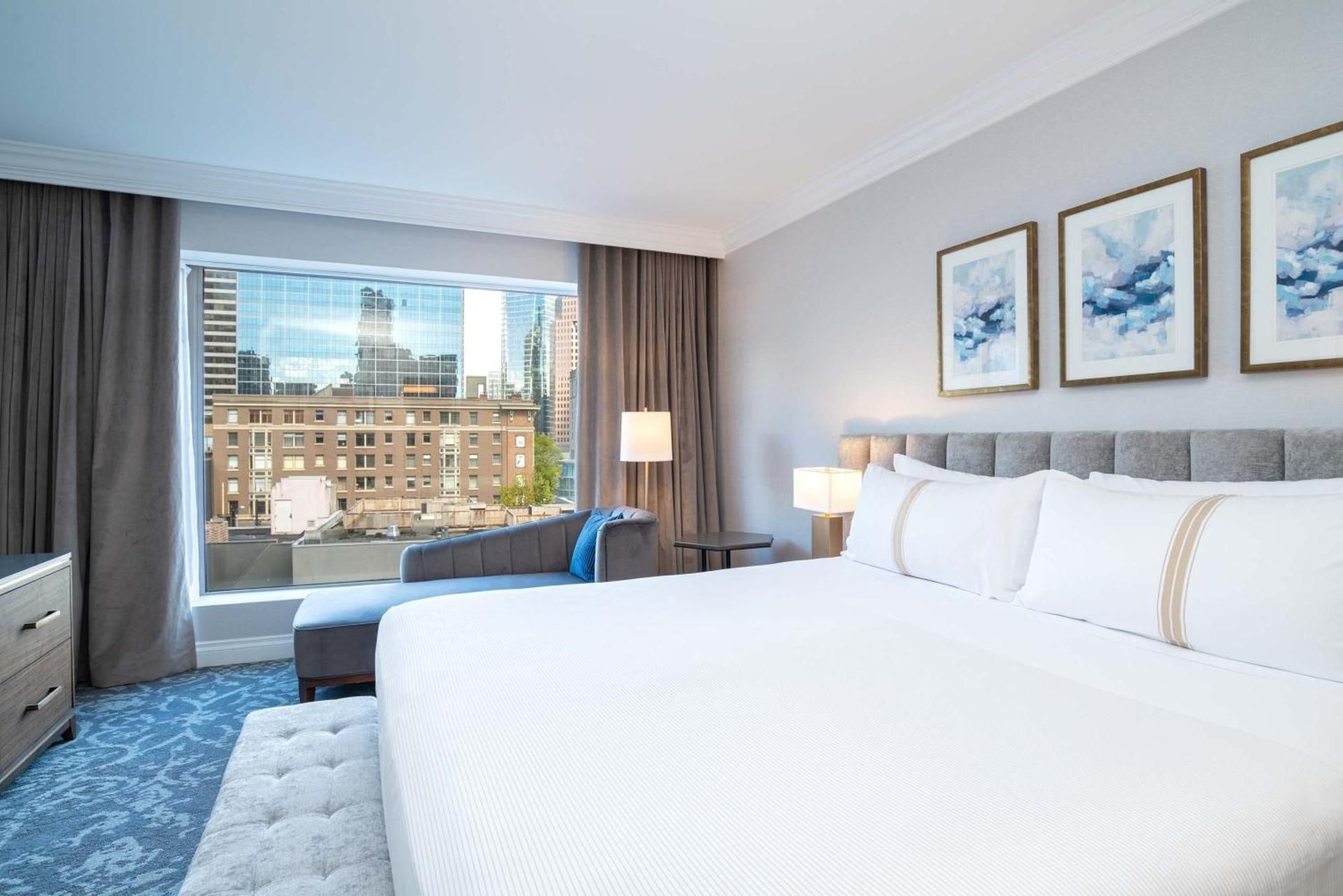 Grand Suite, 1 King Bed, Sofa Bed, Wet Bar