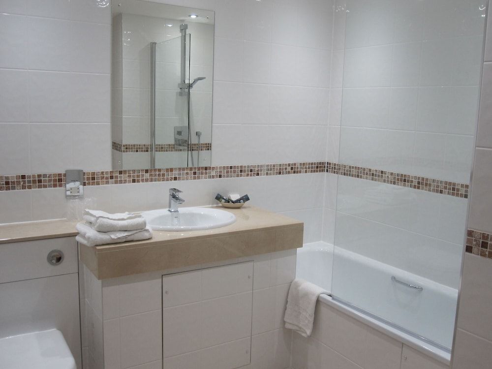 Best Western Heath Court Hotel Family Room, 2 Double Beds, Non Smoking (Third bed is Single Bed) 7