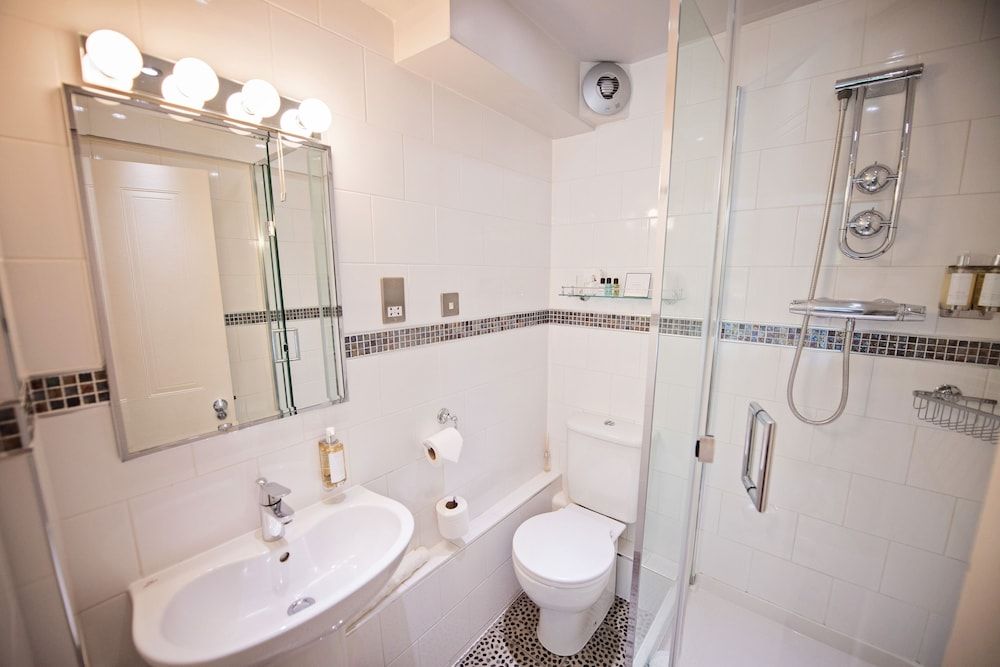 Beaumont House Double Room (Budget) 3