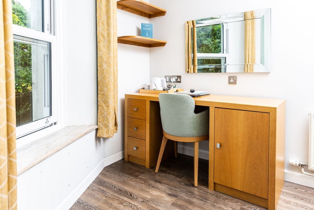 Beaumont House Double Room (Budget) 6