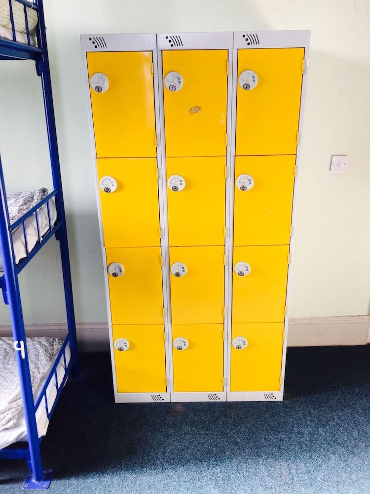 undefined Arsenal Tavern Backpackers 8