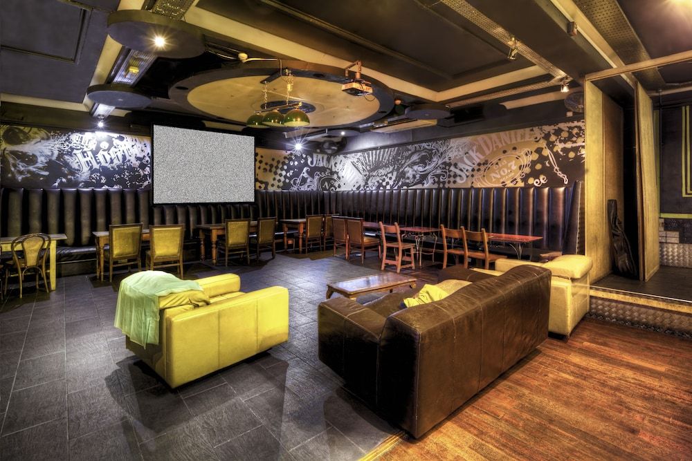 undefined Arsenal Tavern Backpackers 5