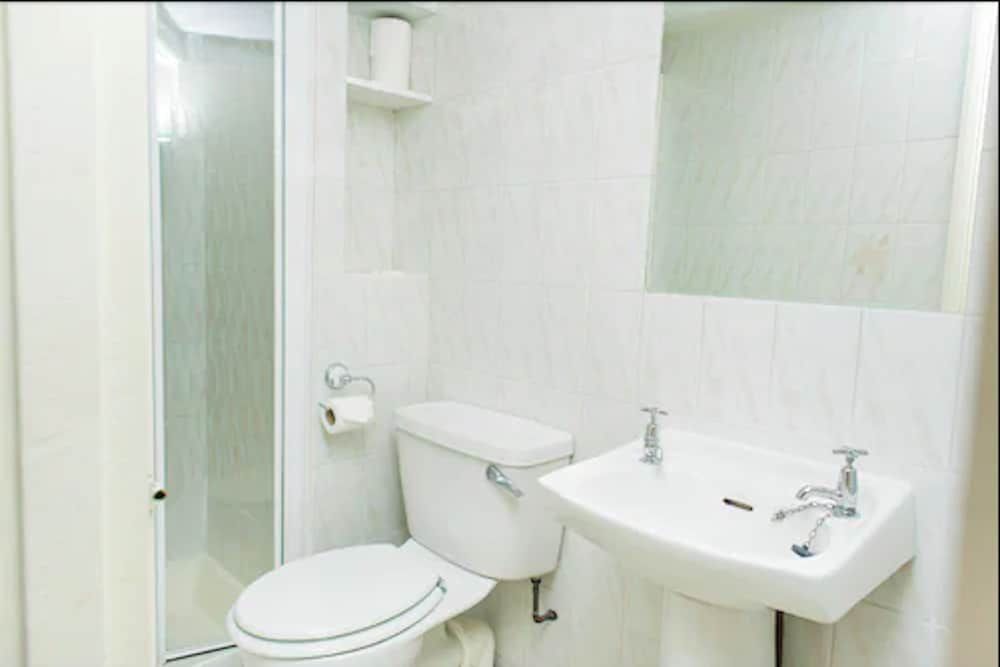 undefined Avonmore Hotel Cartwright Gardens 8