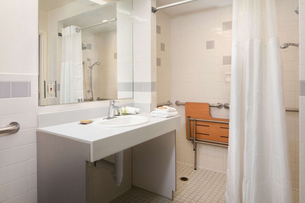 DoubleTree by Hilton Hotel & Suites Pittsburgh Downtown Room, 1 King Bed, Accessible, Non Smoking 6