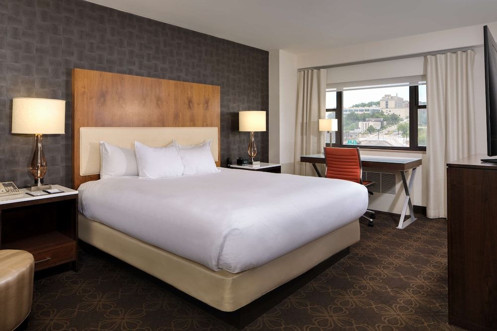 DoubleTree by Hilton Hotel & Suites Pittsburgh Downtown Room, 1 King Bed, Accessible, Non Smoking 2