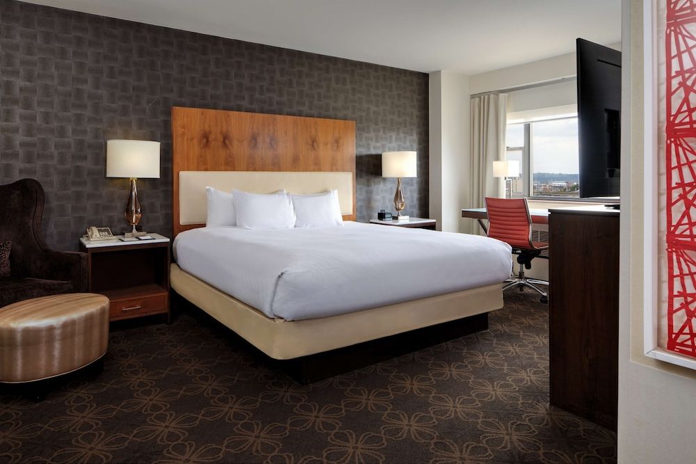 DoubleTree by Hilton Hotel & Suites Pittsburgh Downtown Room, 1 King Bed, Accessible, Non Smoking