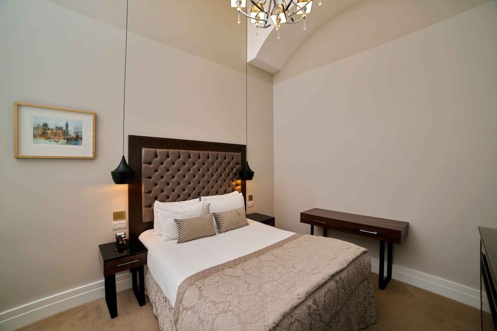 Superior Room (George Lansbury)