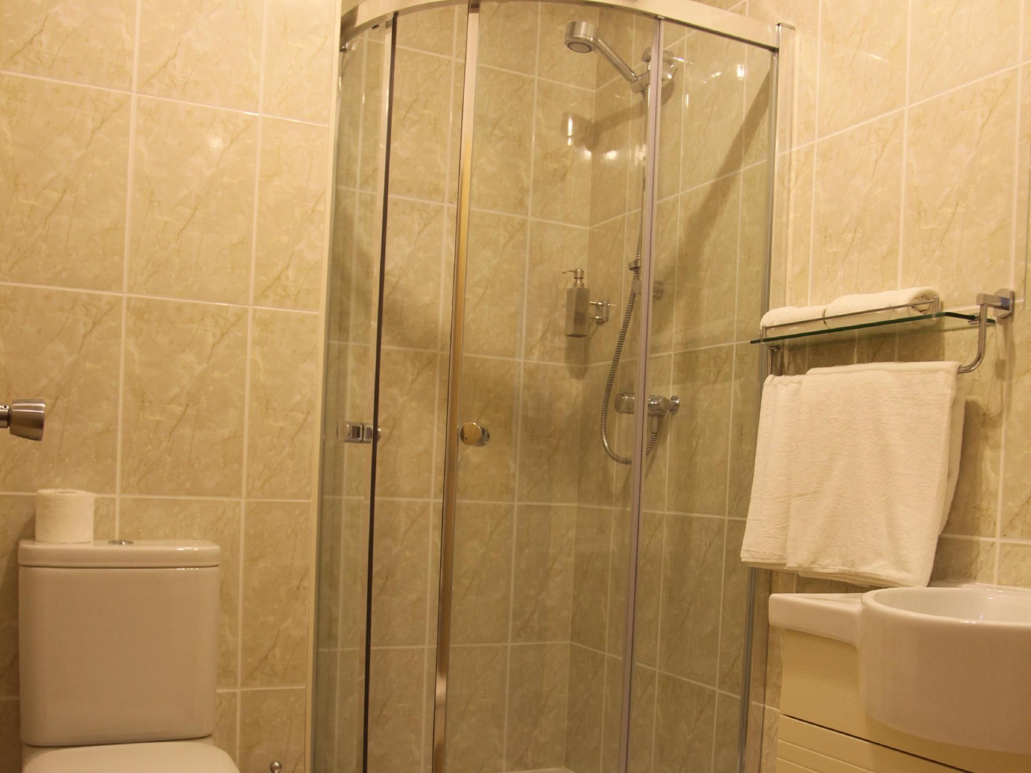 Cambridge Hotel Deluxe Single Room 2