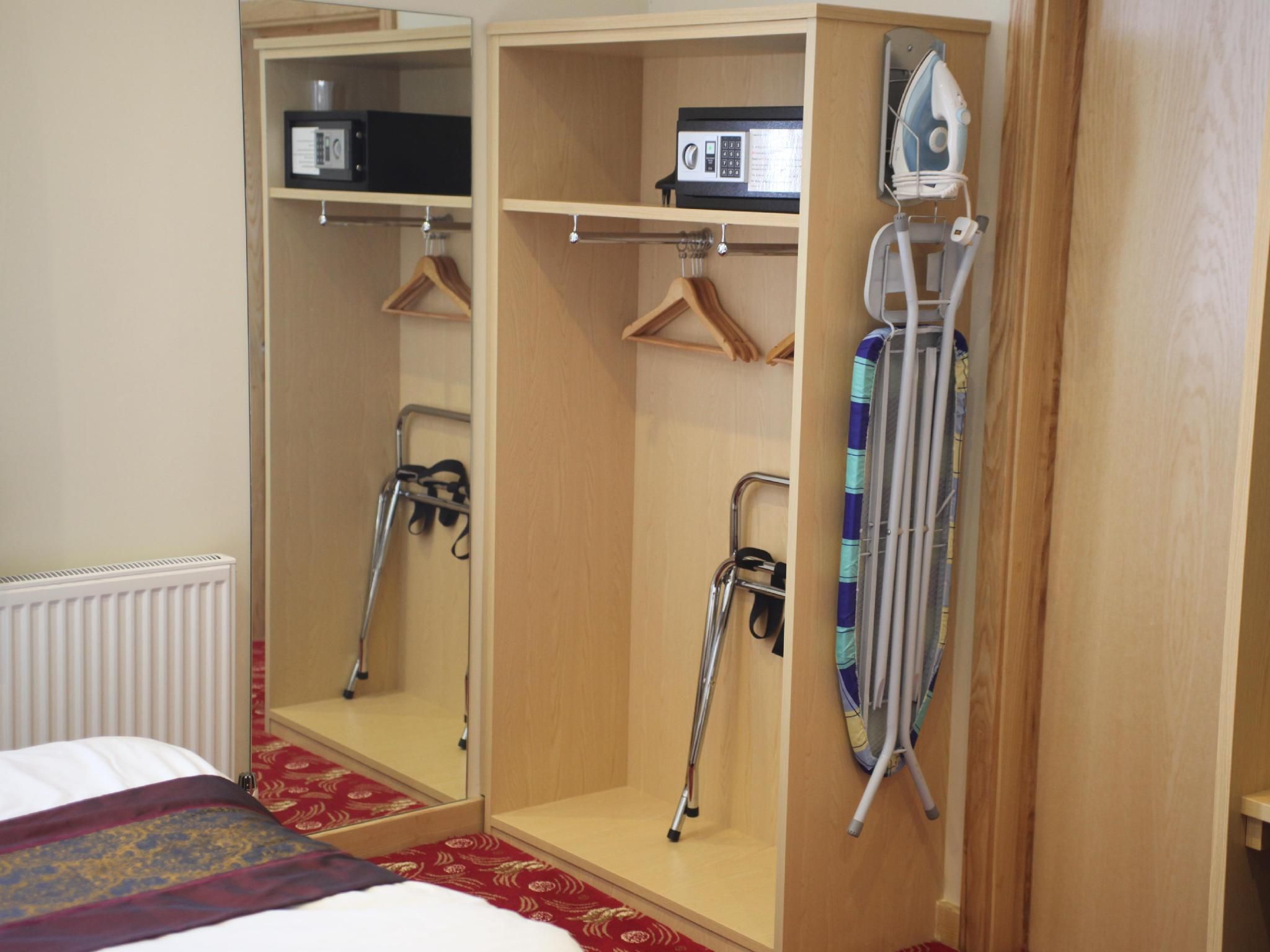 Cambridge Hotel Deluxe Single Room 3