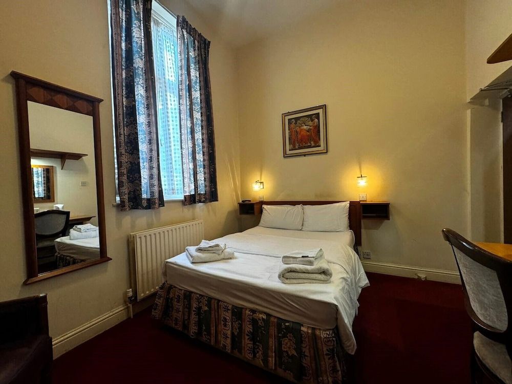 Bridge Park Hotel Double Room, Shared Bathroom 10