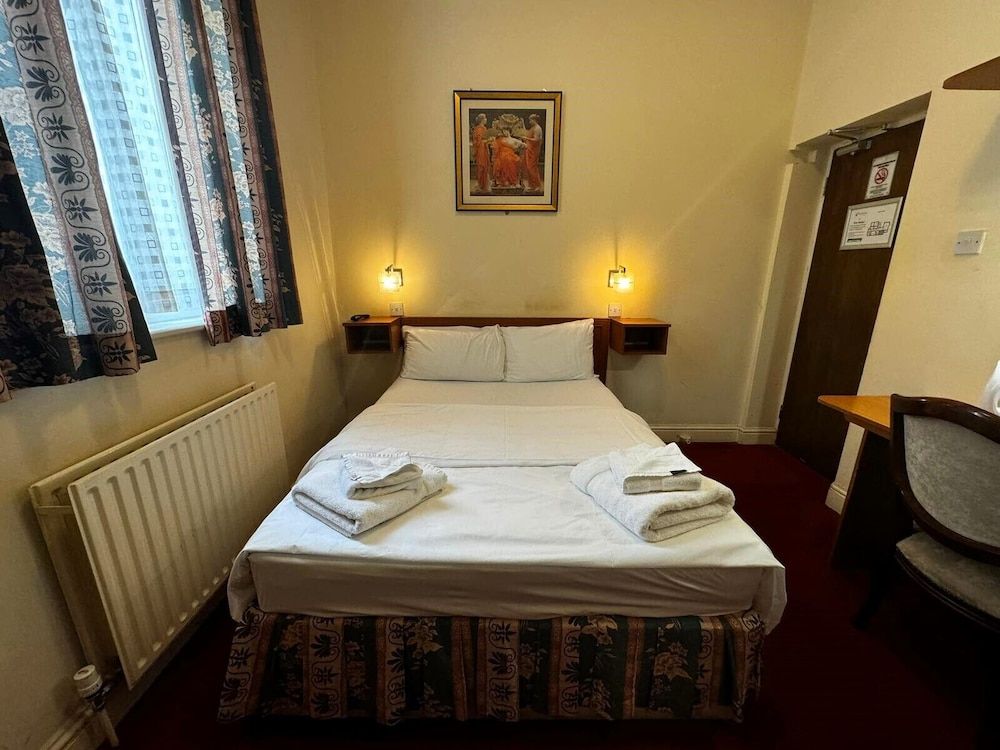 Bridge Park Hotel Double Room, Shared Bathroom 8