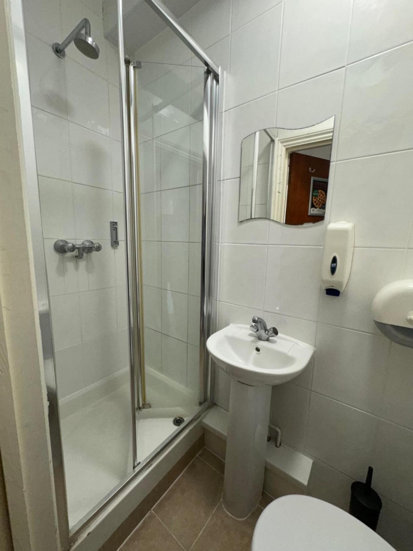 Bridge Park Hotel Double Room with Share Bathroom 3