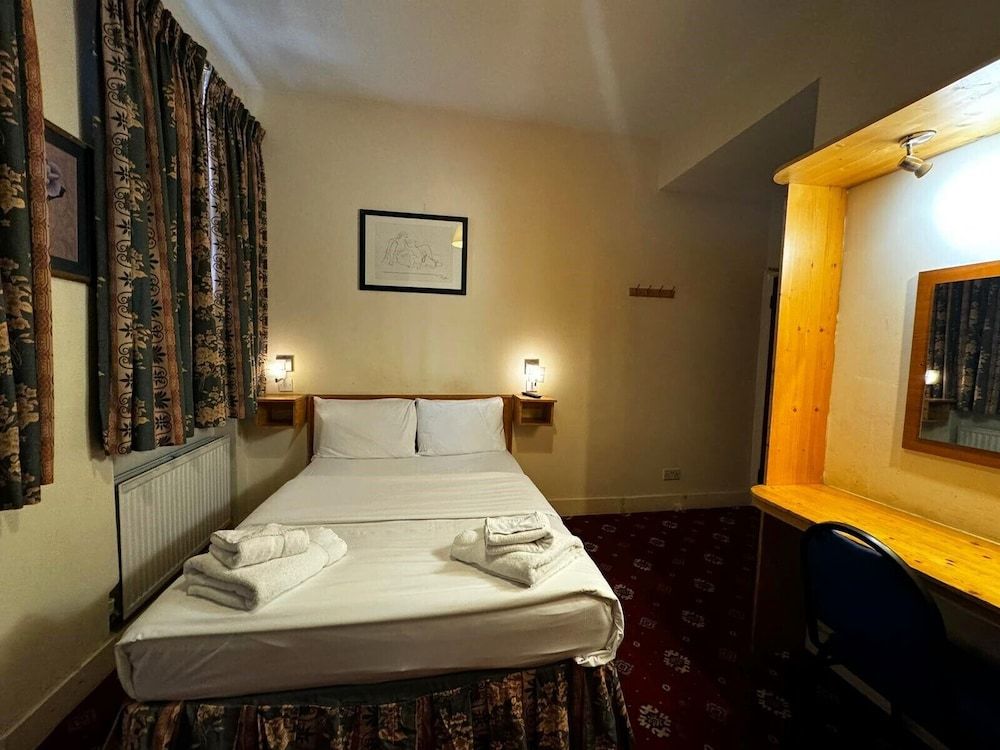 Bridge Park Hotel Double Room, Shared Bathroom 6