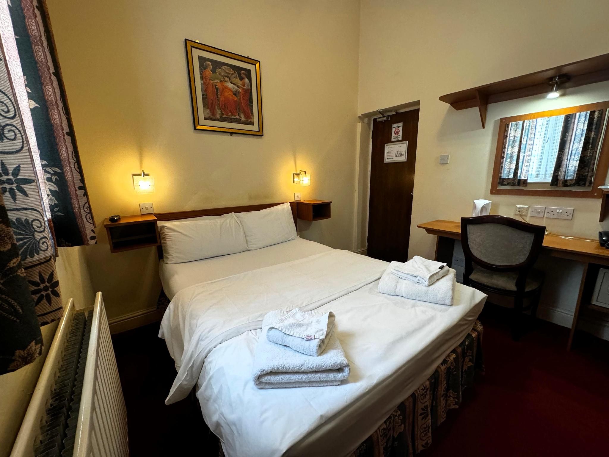 Bridge Park Hotel Double Room with Share Bathroom 2