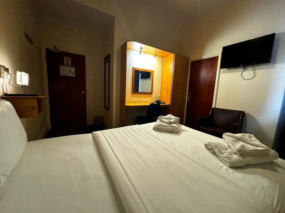 Bridge Park Hotel Double Room, Shared Bathroom 7