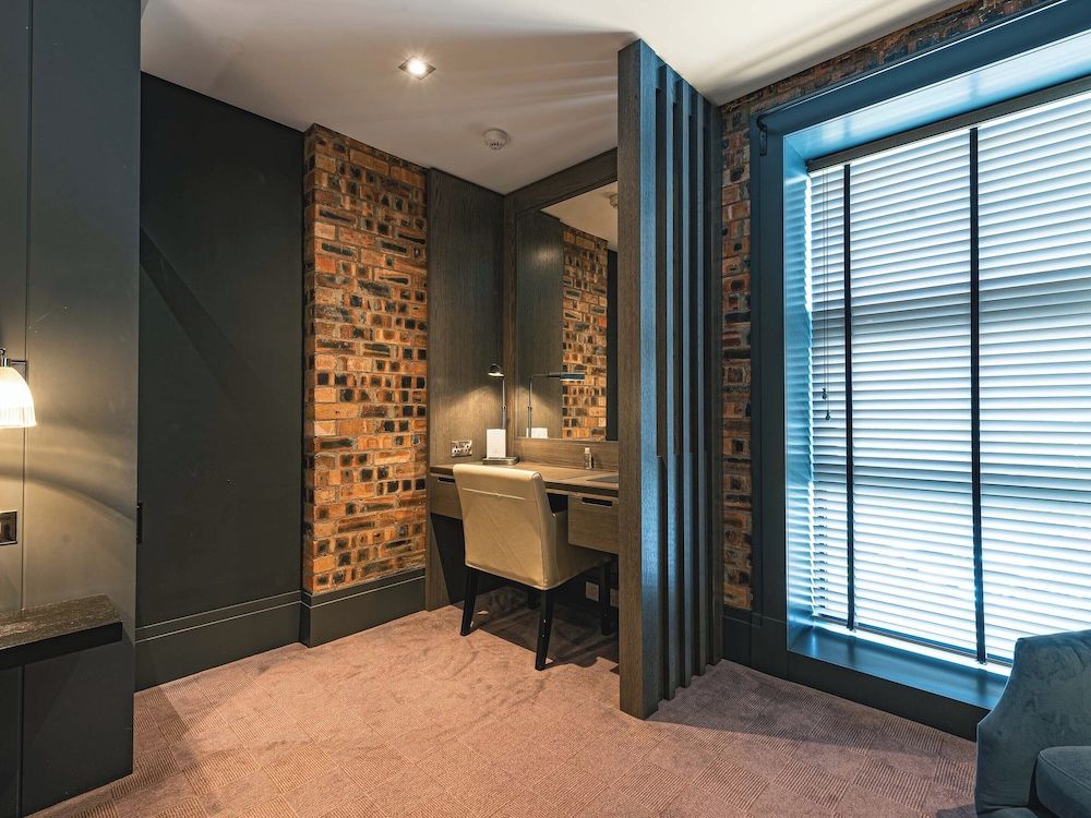 Dakota Eurocentral Deluxe Room 6