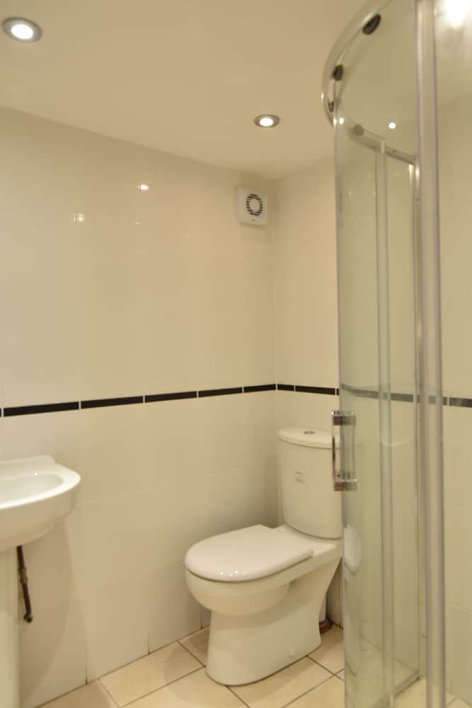 Brighter Properties Studio Flat, 1 Double Bed and 1 Twin Bed 4