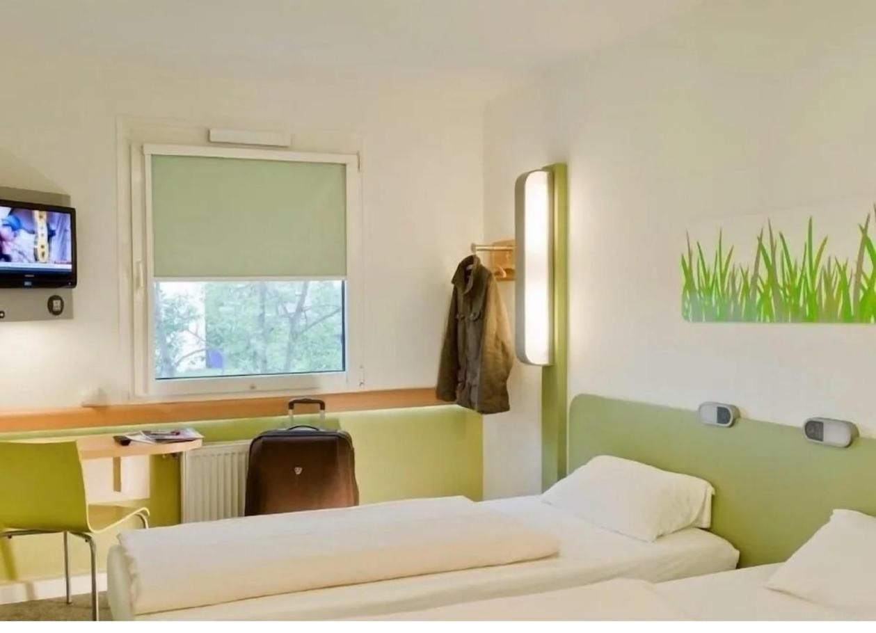 Cambridge Hotel Bradford Central Standard Twin Room 2