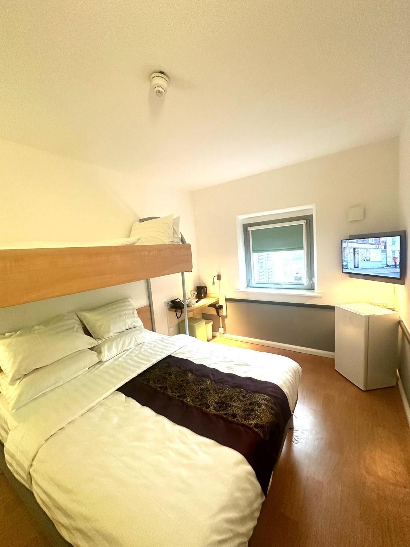 Cambridge Hotel Bradford Central Standard Family Room 2