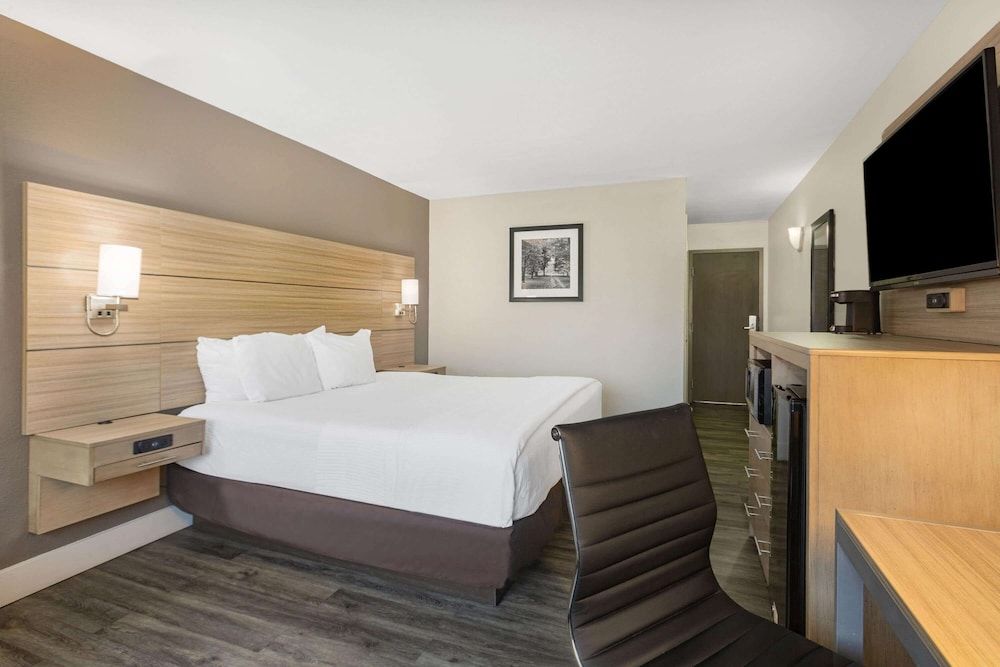 Room, 1 King Bed, Non Smoking