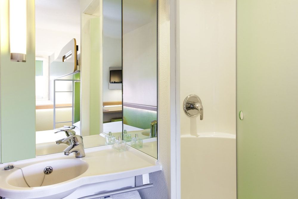 ibis budget London Hounslow Double Room 9