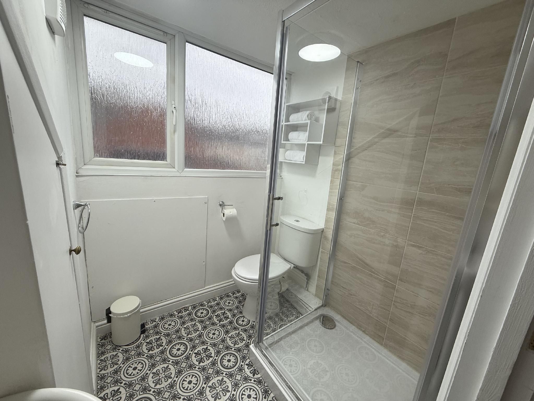Central Hotel Triple room-Standard-Ensuite with Shower 3