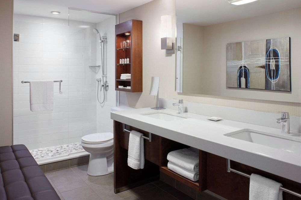 Deluxe Room, 1 King Bed, Corner