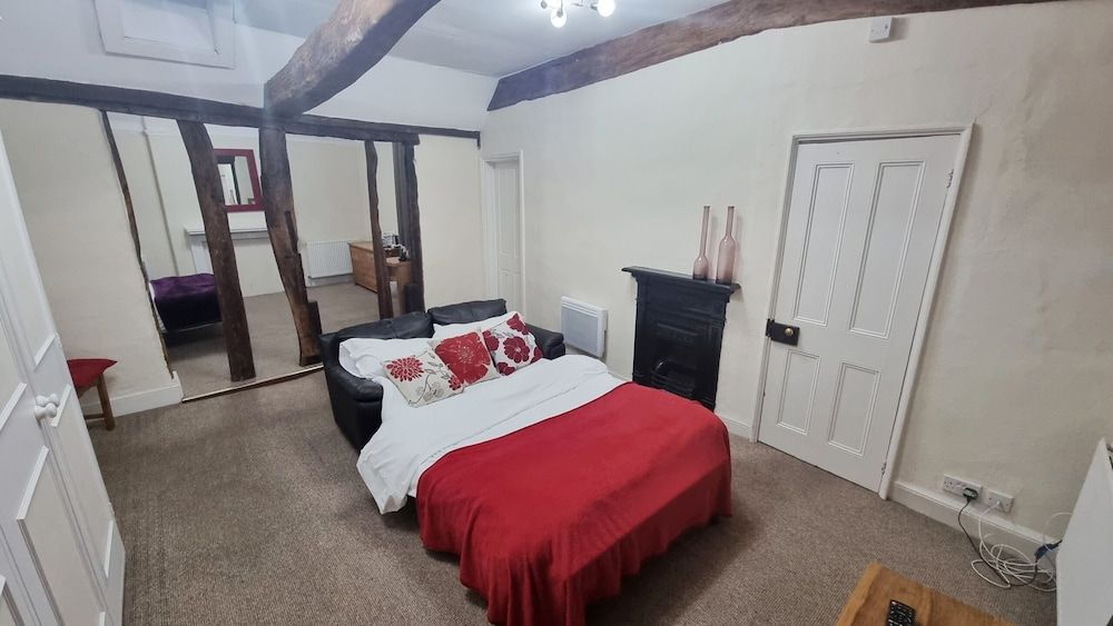 The George and Dragon Inn Superior Suite, Ensuite 2