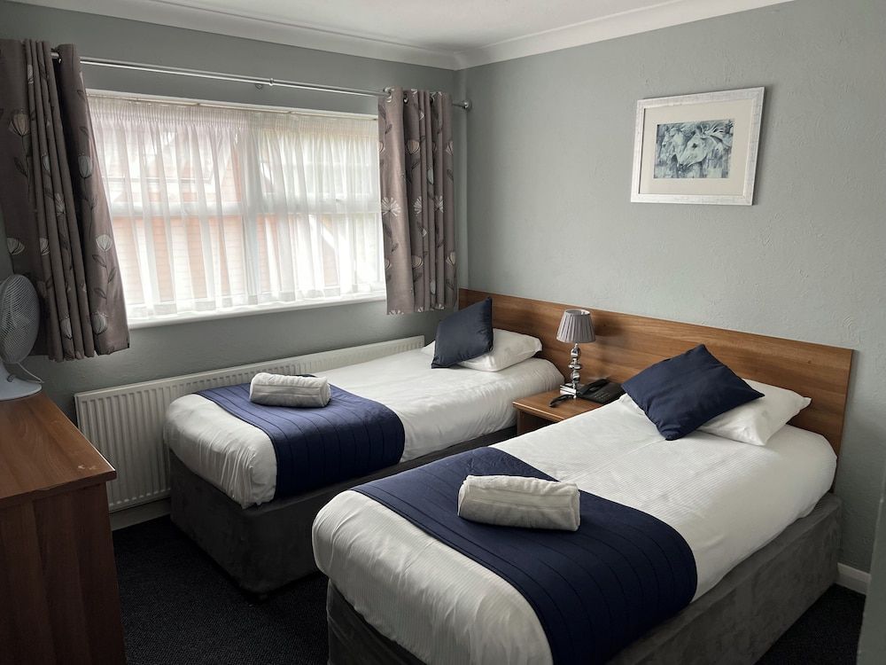 The Corner House Hotel Gatwick Quadruple Room 2