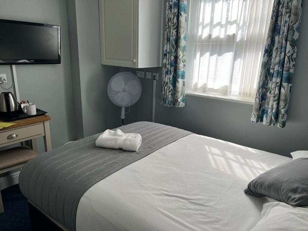 The Corner House Hotel Gatwick Single Room, Shared Bathroom