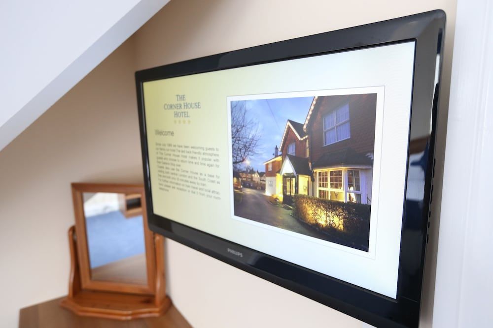 The Corner House Hotel Gatwick Quadruple Room 7