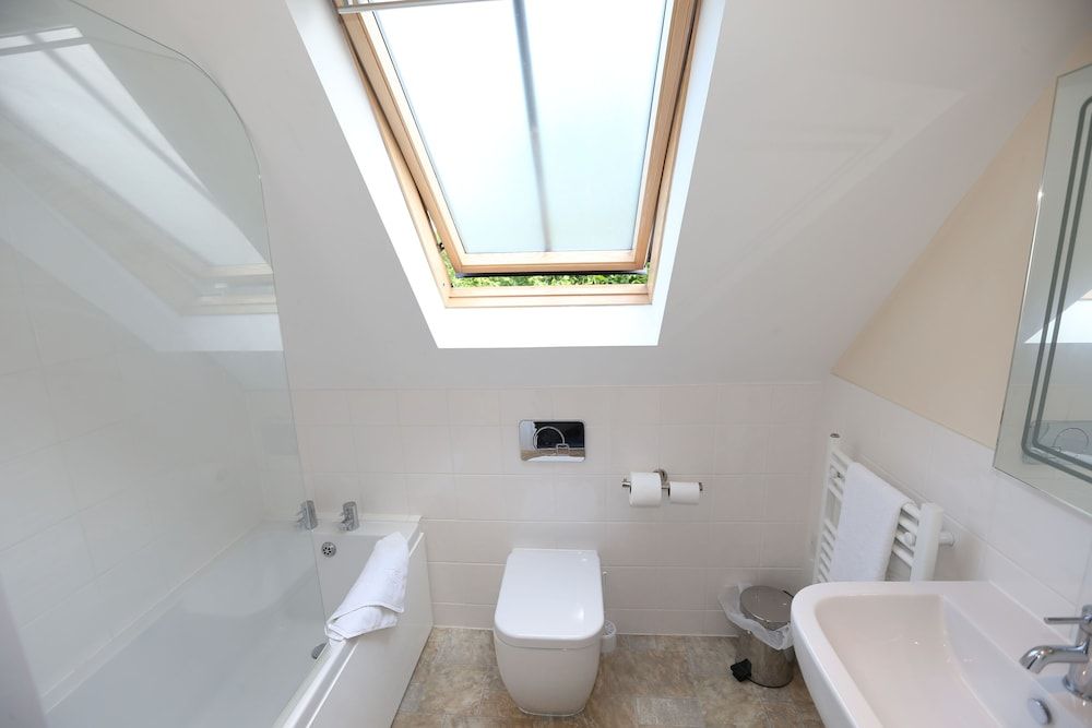 The Corner House Hotel Gatwick Quadruple Room 6