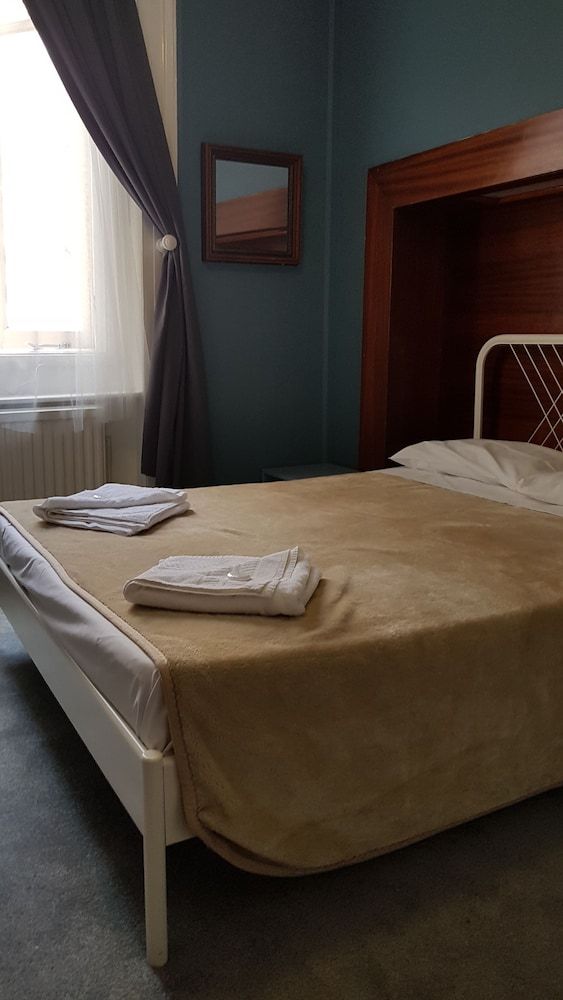 Mandalay Picton House Hotel Double Room (2nd floor front)