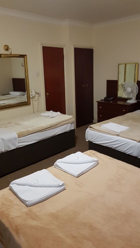 Mandalay Picton House Hotel Family Room ( Lower ground floor rear) 2