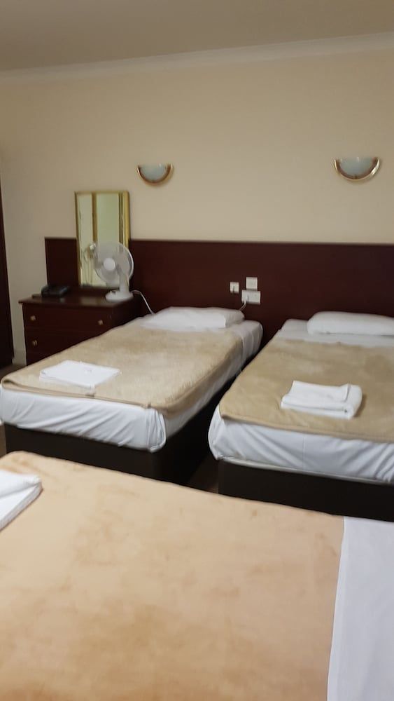 Mandalay Picton House Hotel Family Room ( Lower ground floor rear)