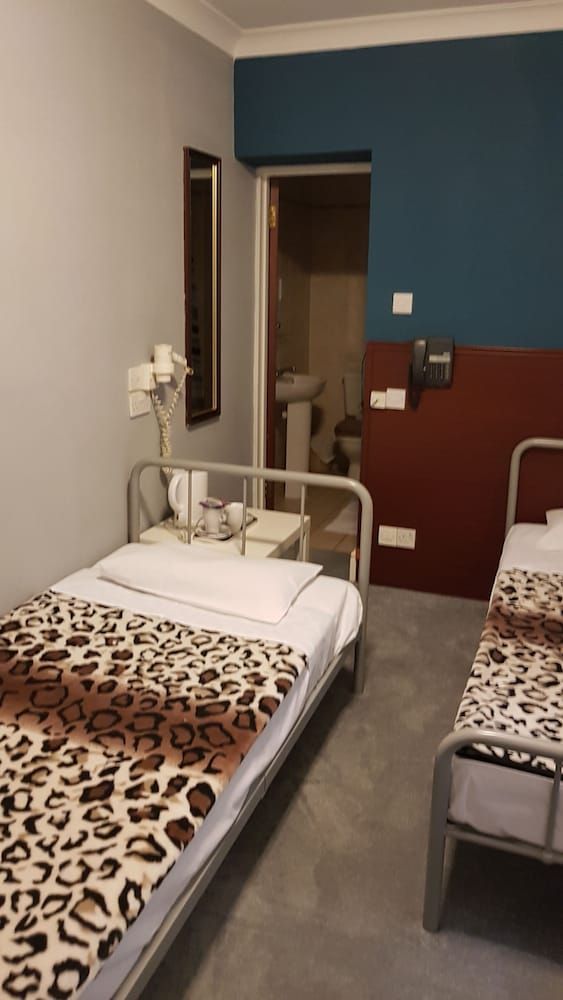 Twin Room (Lower Ground Floor rear)