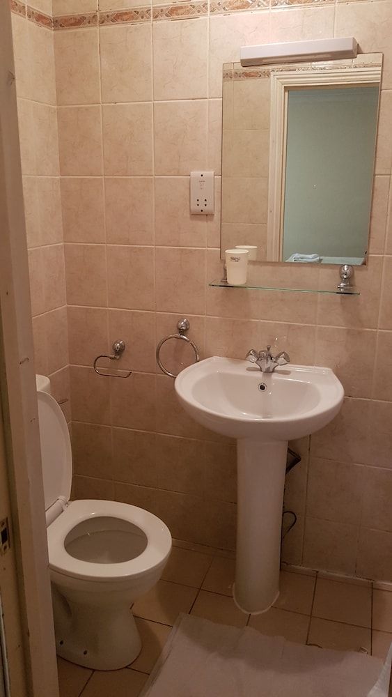 Mandalay Picton House Hotel Family Room ( Lower ground floor rear) 6