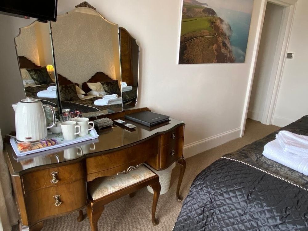 The North Cliff Hotel Deluxe Twin Room, Ensuite, Sea View (Superking / ) 16