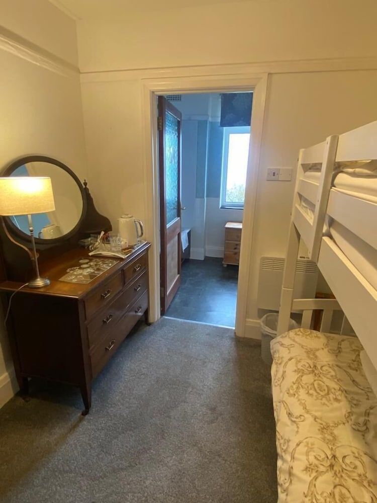 The North Cliff Hotel Superior Suite, Ensuite, Sea View (Junior double and bunks /) 6