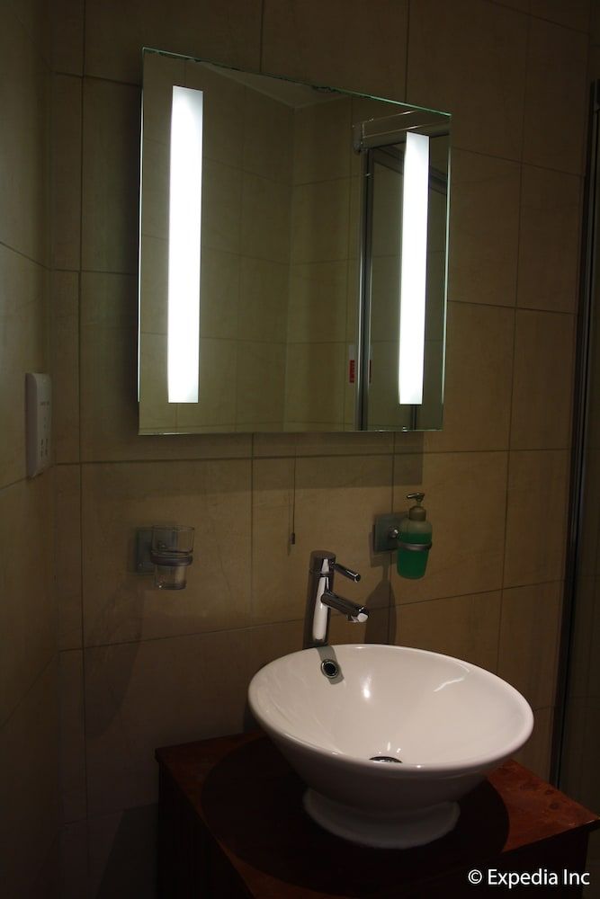 Islington Inn Double Room 8