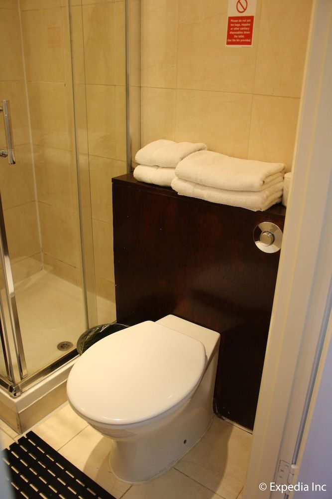 Islington Inn Standard Twin Room 6