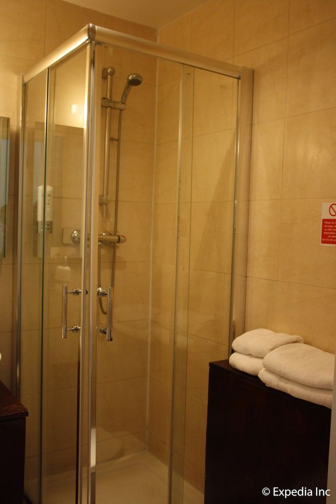 Islington Inn Standard Twin Room 4