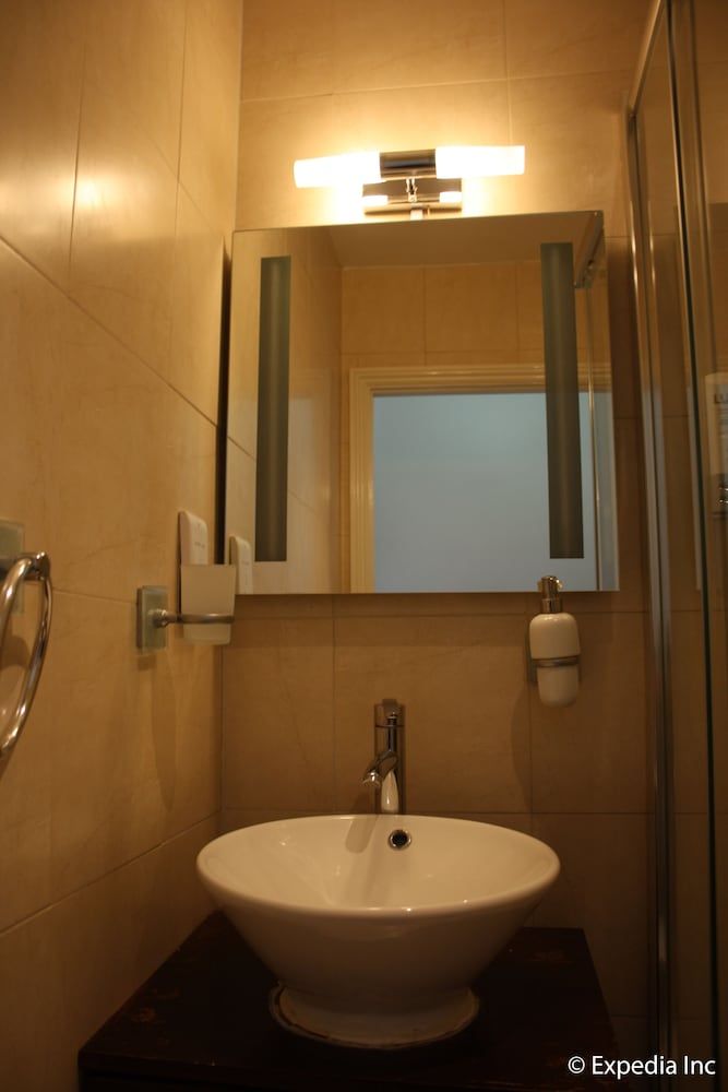 Islington Inn Standard Twin Room 5