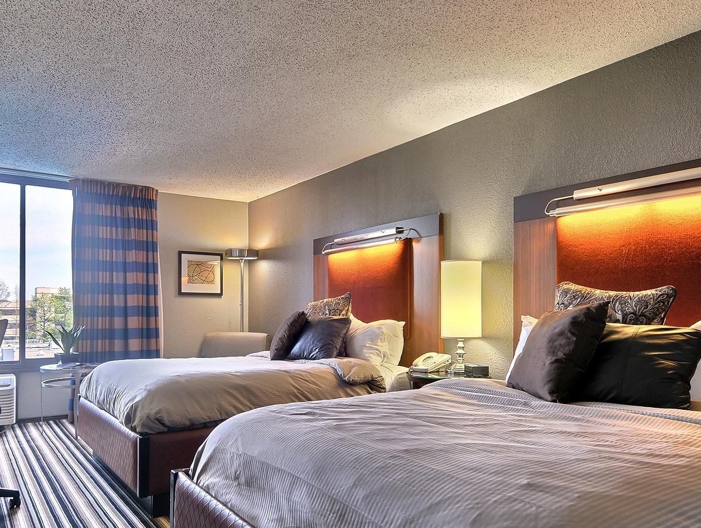 1 King Bed, Non-Smoking