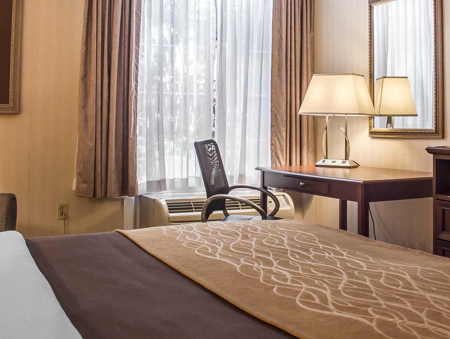 1 King Bed, Nonsmoking