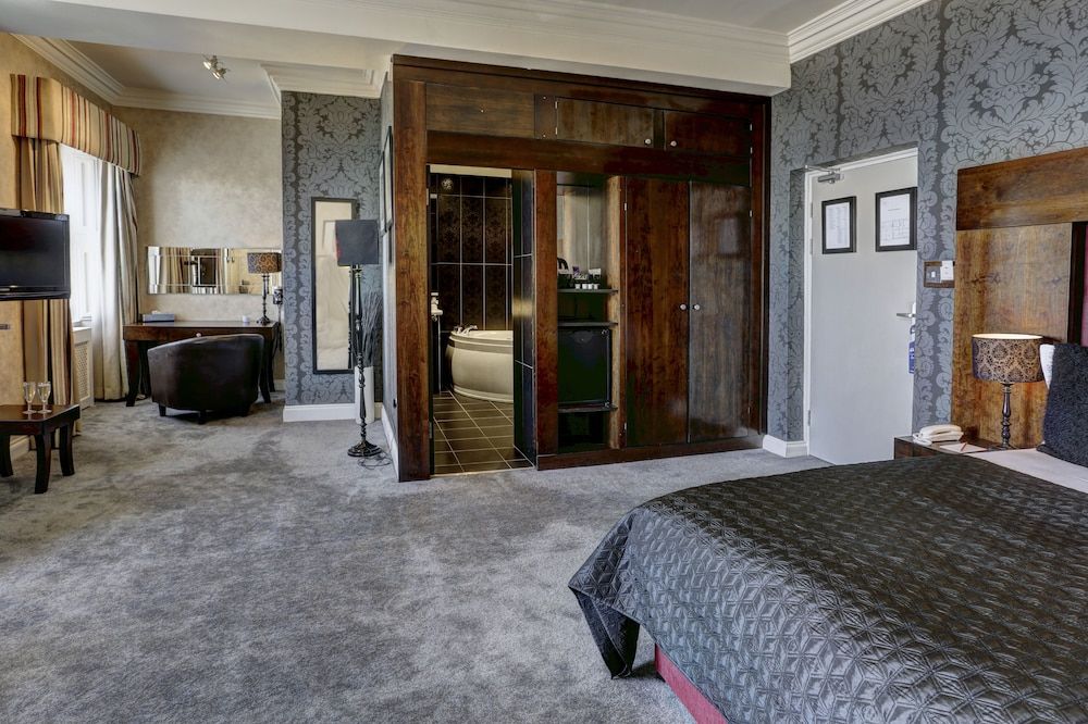 Junior Suite, 1 King Bed, Non Smoking, Jetted Tub