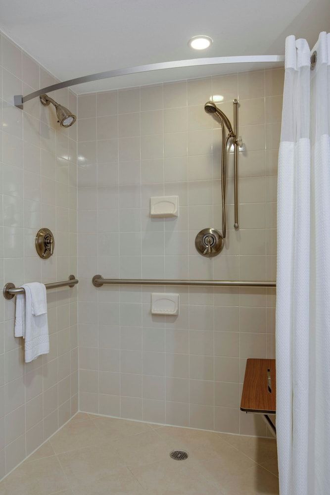 Courtyard by Marriott Boston Logan Airport Room, 1 King Bed with Sofa bed, Non Smoking (Mobility/Hearing Access, Roll-In Shwr) 4