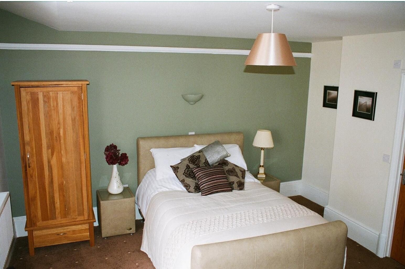 The Lounge Hotel & Bar