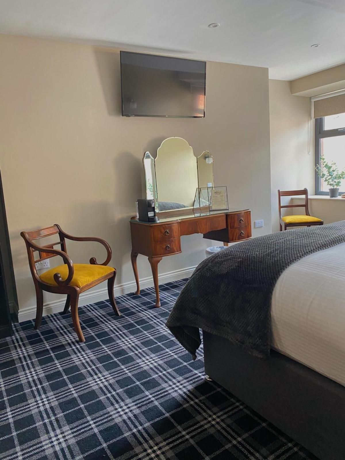 The Lounge Hotel & Bar Superior King Room