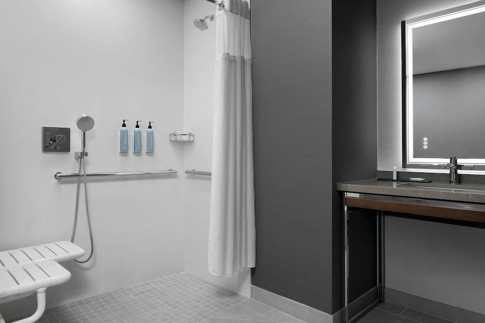 Courtyard San Jose Airport Room, 1 King Bed (Mobility & Hearing w/ Roll-in Shower) 2